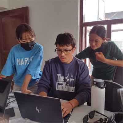 Teach IT skills to young entrepreneurs